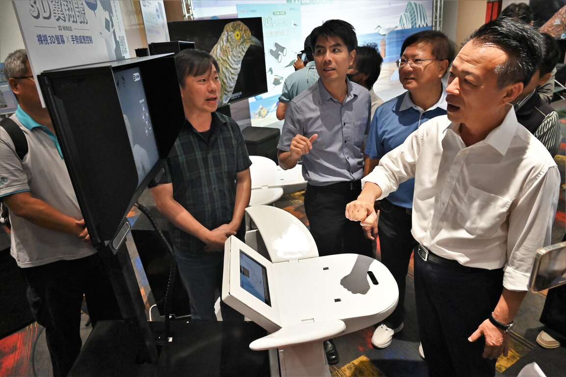 嘉義縣縣長翁章梁體驗操作3D翼翔號-請備註雲嘉南管理處提供