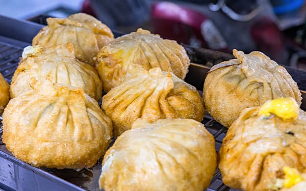 海の幸の軽食を味わう