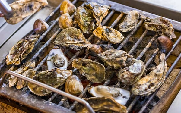 新鮮な牡蠣を豪快に味わう