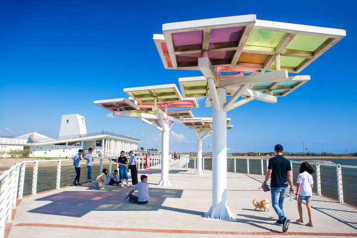 Walkway next to Qigu Tourist Center