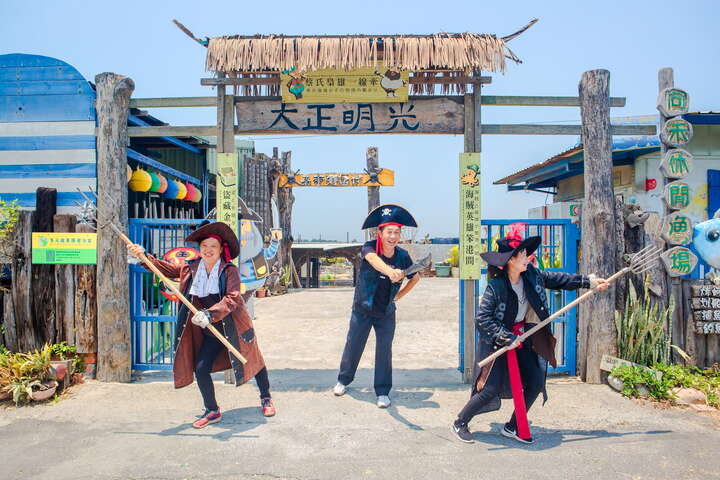 遊客們打扮成海盜的樣子，於園區體驗拍照
