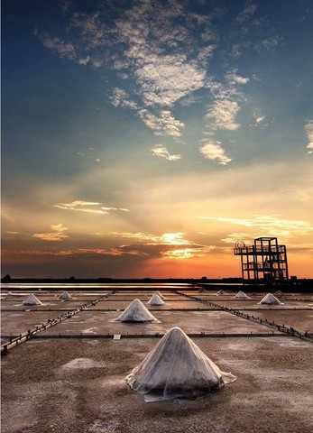 Jingzaijiao Tile-paved Salt Fields