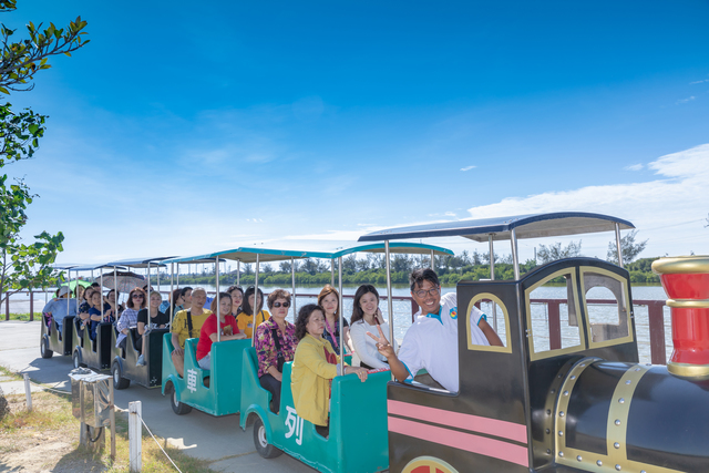 遊客乘坐小火車