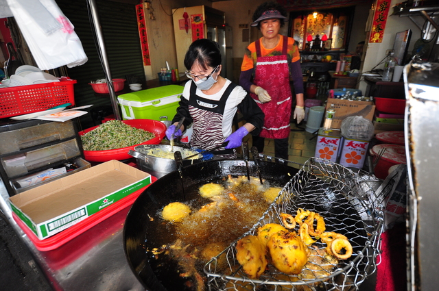 青鯤鯓秀里蚵嗲製作過程