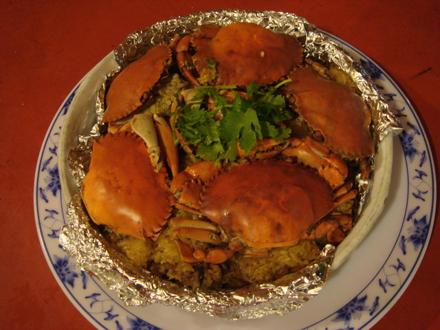 Steamed rice cake with lotus leaf and mud crab