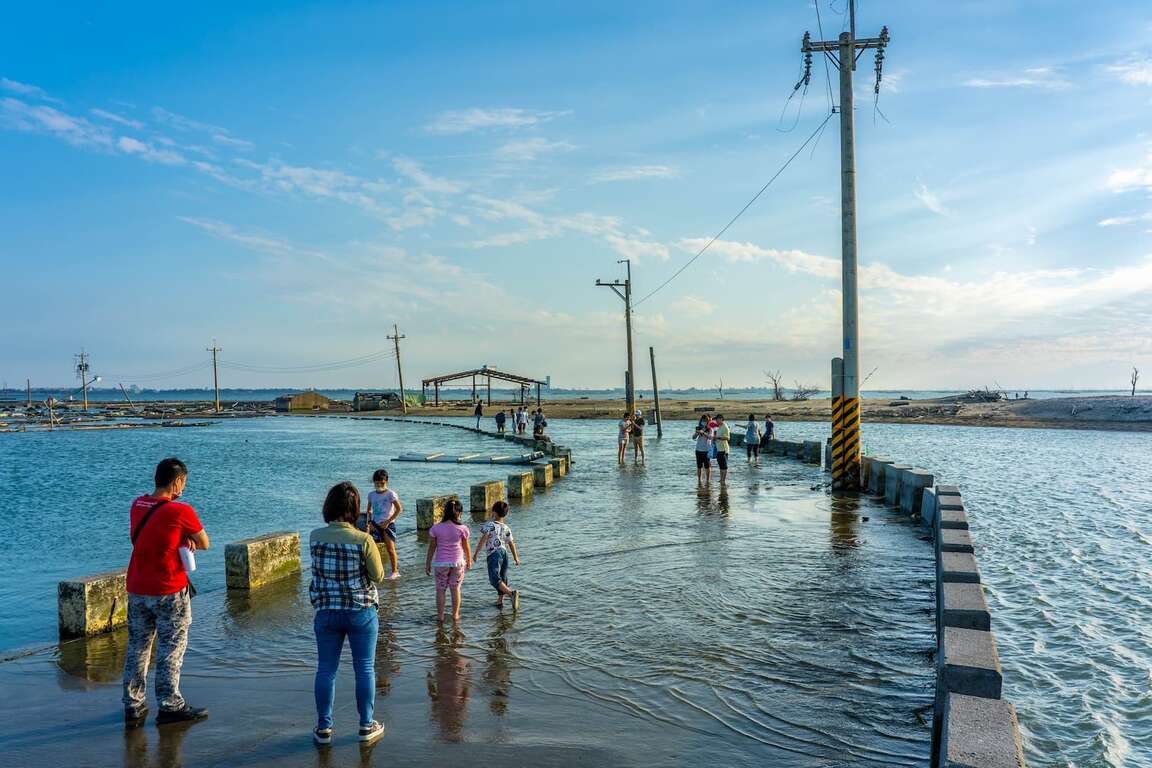 海水漲潮後道路隱沒到海面之下，形成水中道路的特殊景觀