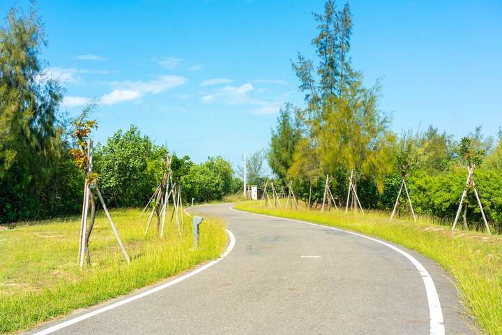 寬闊的自行車道環繞椬梧滯洪池，非常適合騎自行車悠遊