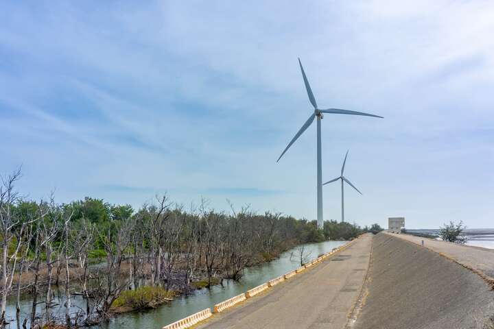 沿著自行車道騎乘，可以經過風力發電機下方