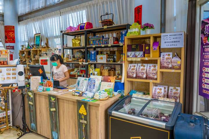 除了餐飲服務外，也有展售雲嘉南地區在地的農特產品