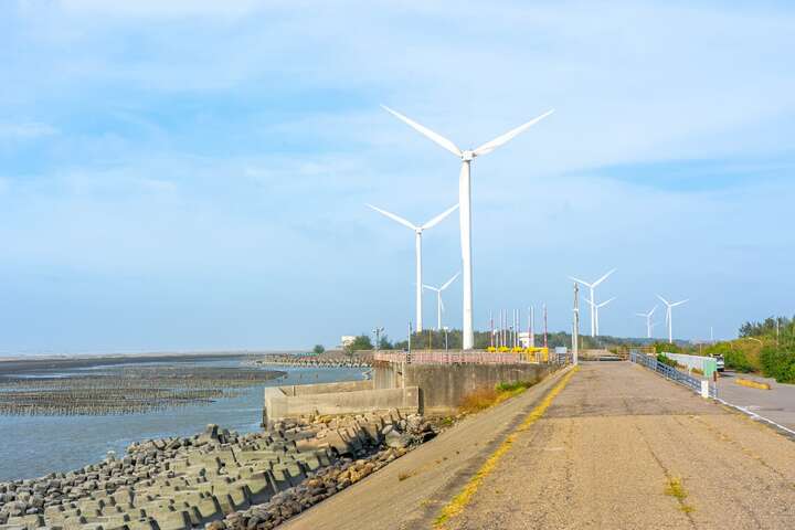 漁村通往港區的道路兩側設置有自行車專用道，是徒步、自行車運動休閒的好去處，四周也有風力發電的風車可欣賞
