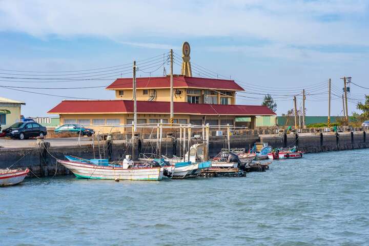 萡子寮港曾是雲林縣唯一不積沙的港灣，古時是舟船雲集、貿易鼎盛的商港