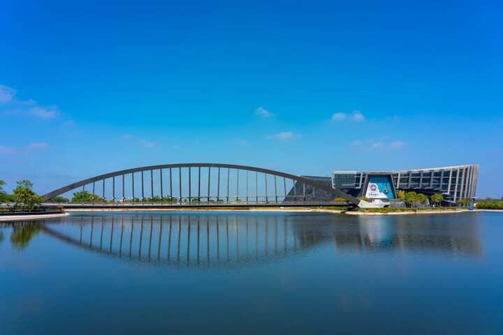 從至善湖旁的步道往本館看，平靜的湖面襯托出建築物的美