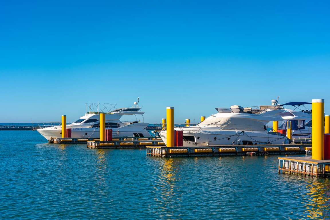 布袋遊艇港可停泊200艘遊艇，是極具規模的遊艇港