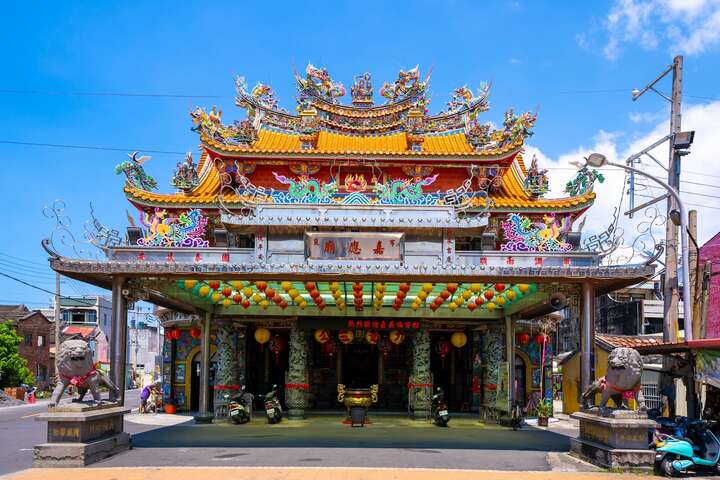 布袋嘉應廟是超過三百年歷史的布袋信仰中心