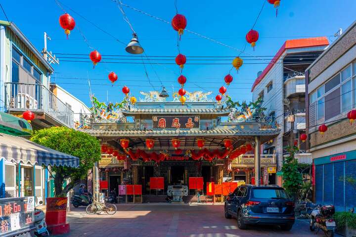 新塭嘉應廟是漁民祈求平安的信仰重心，一般漁民的守護神為媽祖，但嘉應廟供奉的主神是九龍三公王爺