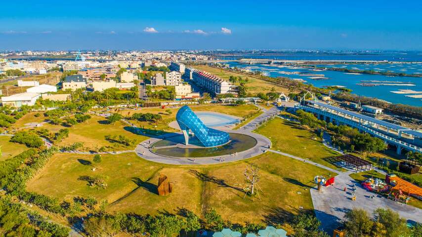 從空中俯瞰布袋海景公園與高跟鞋教堂