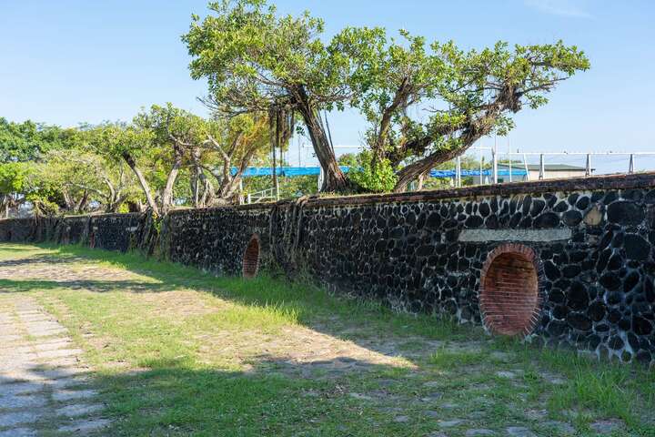 四草砲台現在僅存砲臺的牆垣，變成鎮海國小圍牆的一部分