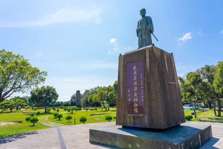 鄭成功雕像上刻有經國先生所題的「民族英雄鄭成功鹿耳門登陸紀念碑」字樣