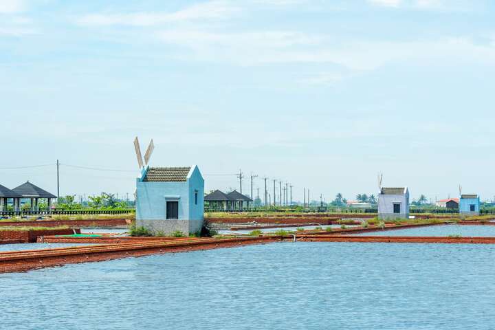 鹽田中的工作小屋，為鹽田的景緻帶來一些點綴