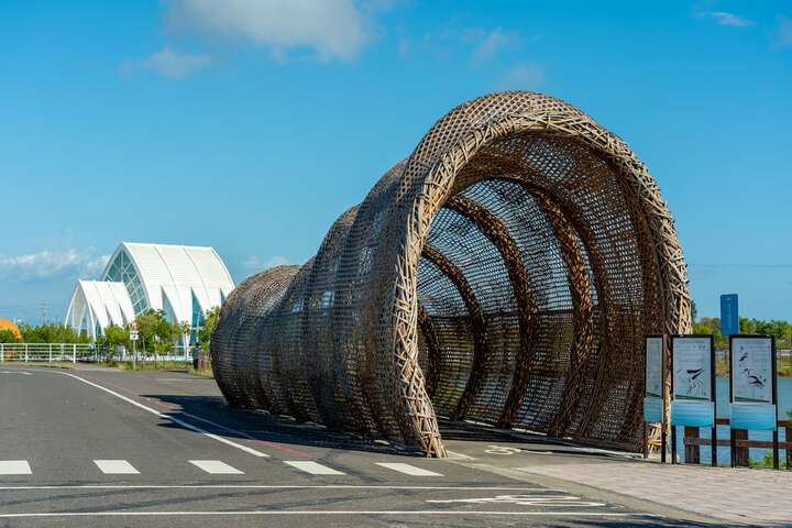 北門自行車道地標與魚籠意象造型的竹隧道