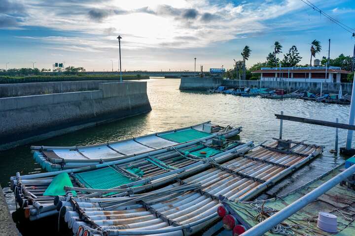 膠筏及漁船停放在蚵寮漁港內