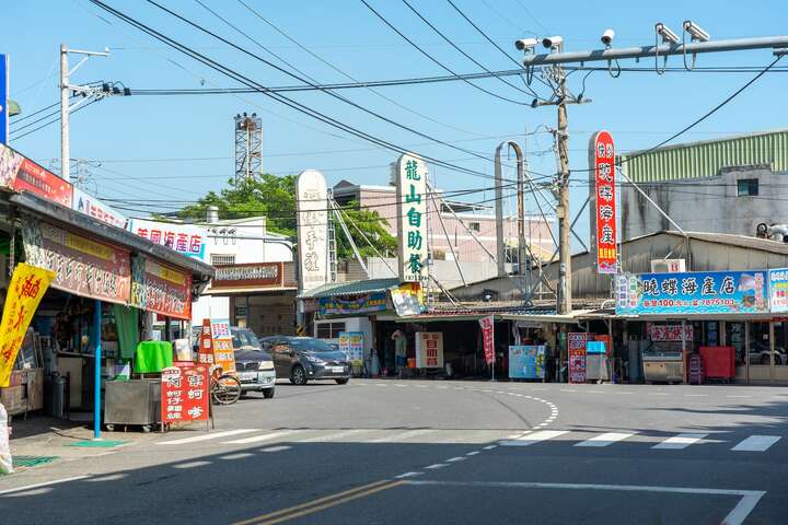 位在七股176縣道兩旁，到處是掛著海產招牌的餐飲店，整條路形成本地著名的「海產街」