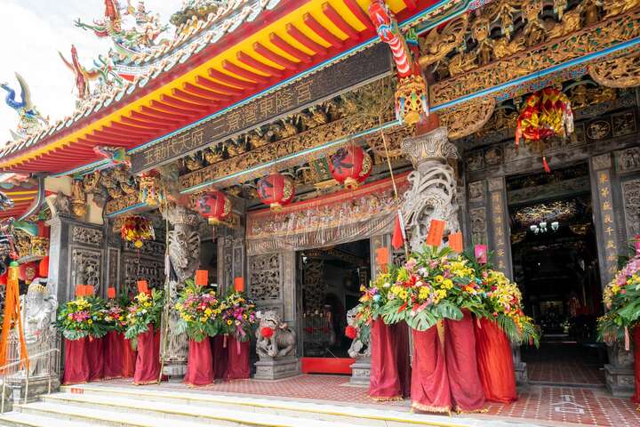 東隆宮以傳統閩式建築設計，內主祀神明有李、溫、吳、池府千歲及保生大帝