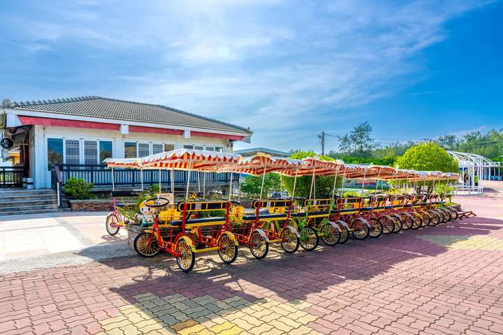 園區內可租借雙人或四人腳踏車遊園