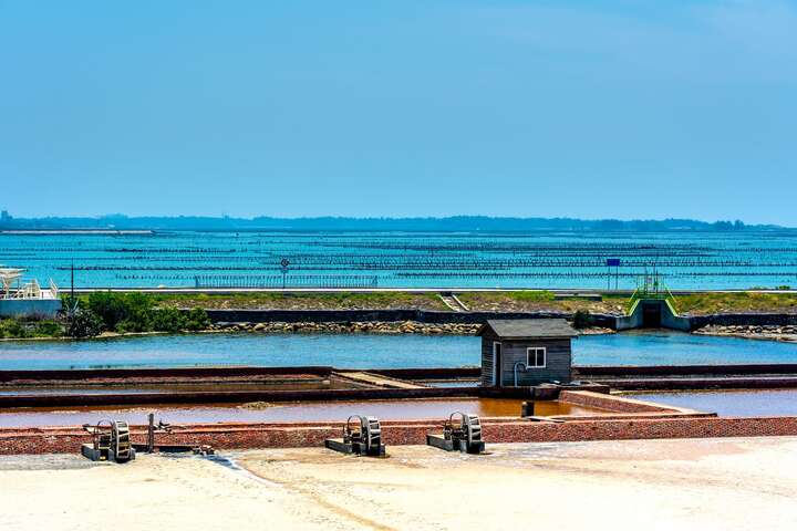 先將外海的鹽水引進滷水池再做使用