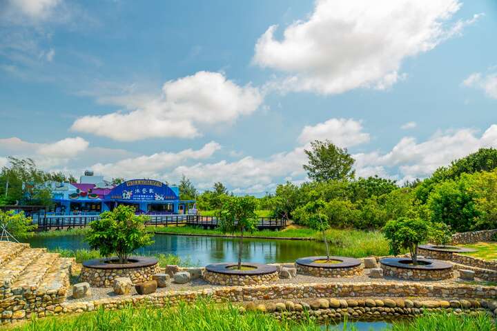 There is an ecological pond behind the Kouhu Visitor Center