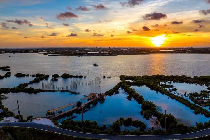 空拍成龍濕地與夕陽