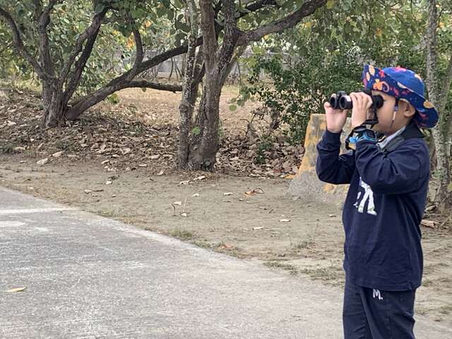 此次的推薦遊程讓學童也能體驗賞鳥的樂趣