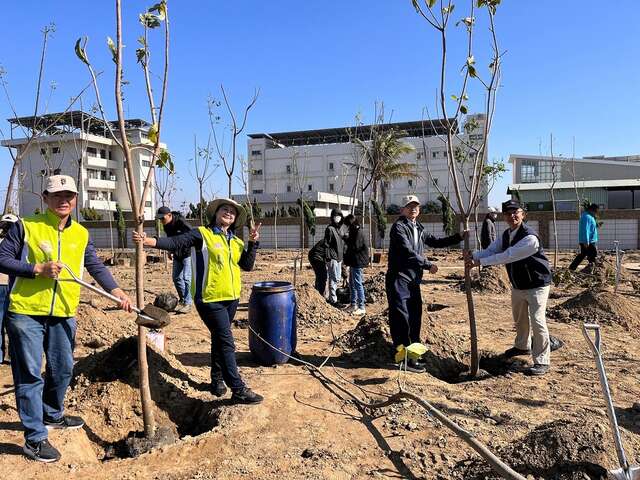 在地觀光圈業者也一同前往共襄盛舉，大家手持鏟子、澆水、種植苗木，齊心合力為北門增添綠色氣息