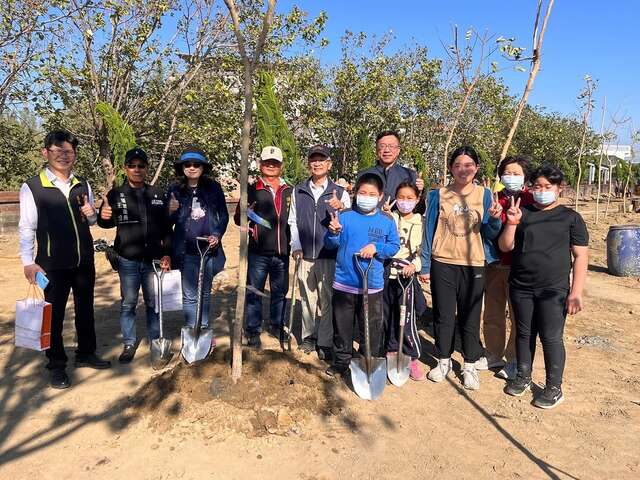 此次植樹節活動亦將會開花的植物納入考量，如苦楝、棋盤腳與阿勃勒等，期待能多一點遮蔭，讓遊客有遮陽休息的地方