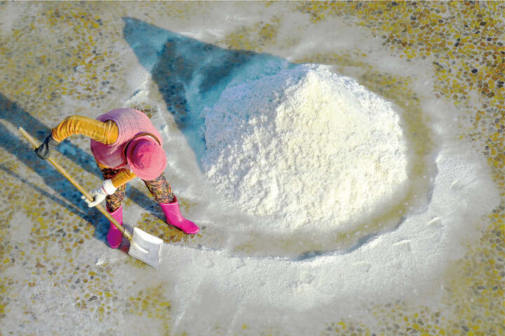 台南北門的井仔腳鹽田是現存最古老且全台唯一的瓦盤鹽田遺址，至今已有200多年歷史，並延續使用淋滷日曬法進行製鹽
