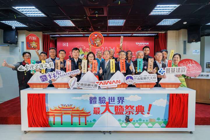 今年鯤鯓王平安鹽祭已邁入第21年，鯤鯓王平安鹽祭是一場結合「王爺信仰」與「鹽業文化」，並且是臺灣觀光雙年曆的國際級活動，同時更是世界最大的鹽祭典！