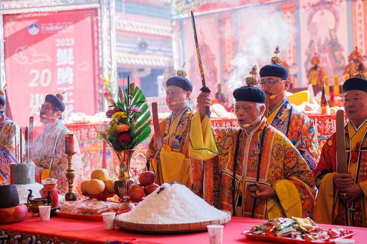 鯤鯓王平安鹽祭是由鹽祭三部曲：請鹽、祭鹽、謝鹽組成，活動儀式莊重神聖，是獨一無二鹽產業結合信仰的文化盛典，相當值得大家參與體驗