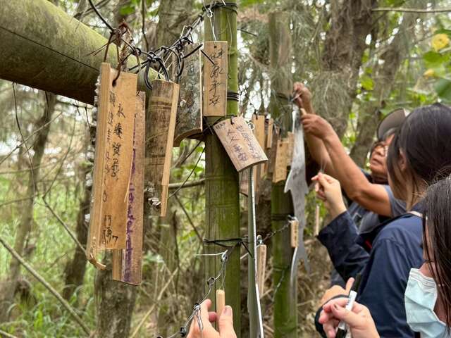 本場次參與者以親筆簽名的竹片裝飾在海廢回收的舊蚵架上，製成隨風搖曳的紀念風鈴
