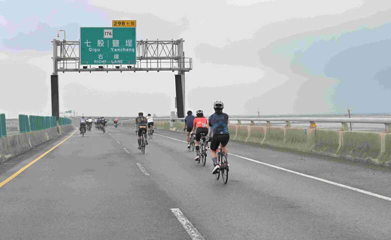 活動特別向交通部公路局申請在幸福公路台61快速道路上騎乘自行車