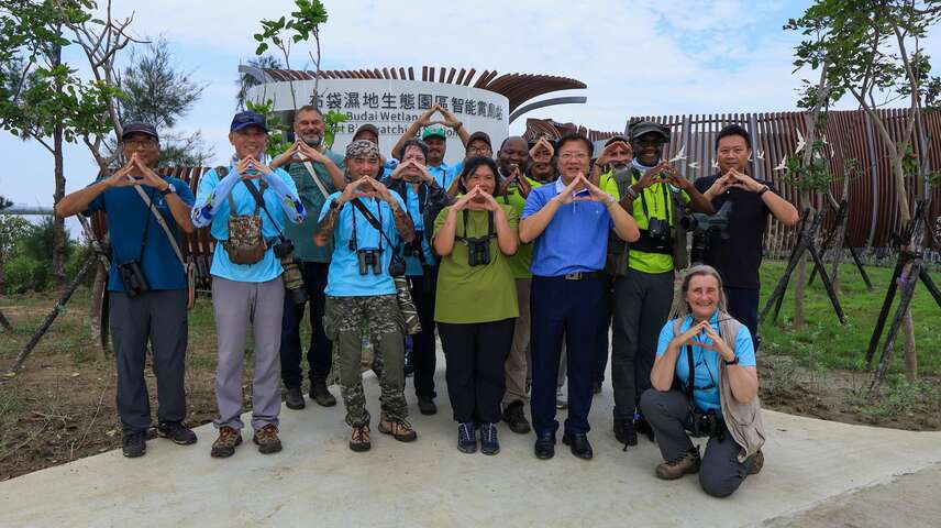 2025 第一屆世界賞鳥博覽會的活動嘉賓於嘉義布袋濕地生態園區大合照