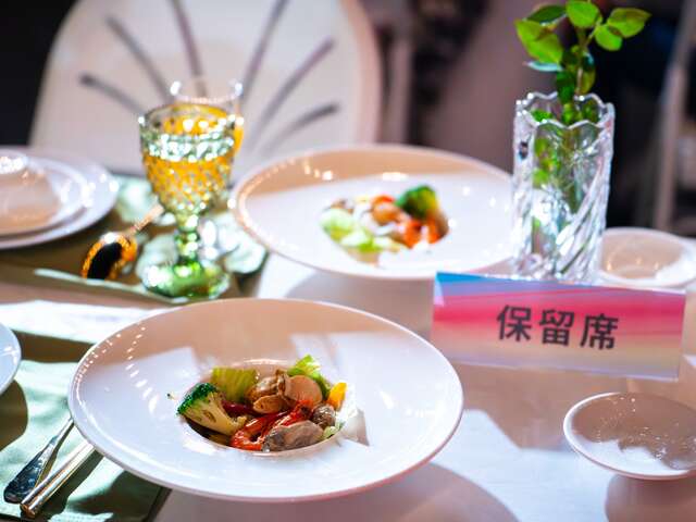 白金餐桌料理由在地料理職人林塏翰領銜設計，主打雲嘉南海鹽與甘蔗糖為風味基礎，結合鮮蚵、草蝦、虱目魚、松阪豬與杏鮑菇等當令食材