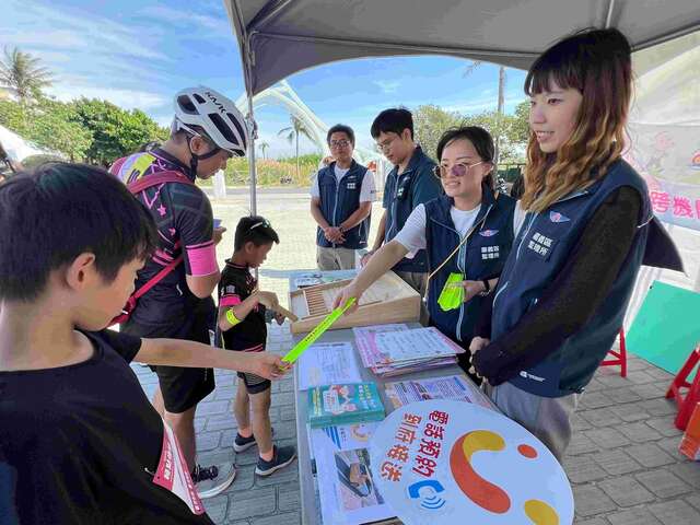 嘉義區監理站展攤宣導交通安全，與車友互動小遊戲
