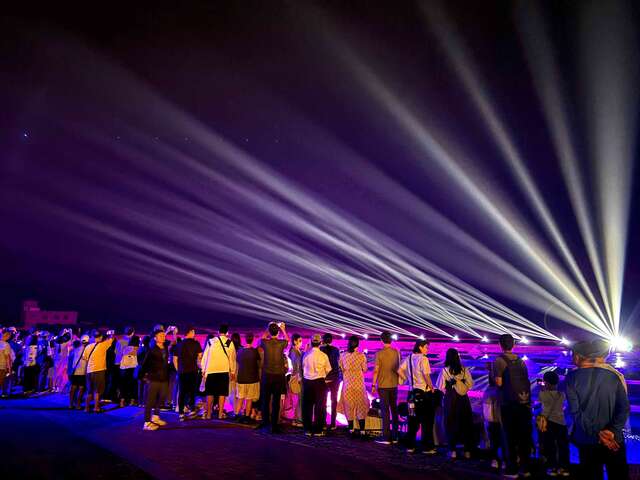 光雕展演於活動期間每週五、六、日晚間 1830–2030，每30分鐘一場；北門遊客中心提供免費接駁車（1700–2100）