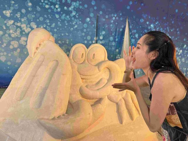 「一見雙雕藝術季」集章活動持續進行中，七股鹽山、七股遊客中心、洗滌鹽觀光工場、井仔腳瓦盤鹽田四處集章點，完成指定集章任務兌換限量紀念品