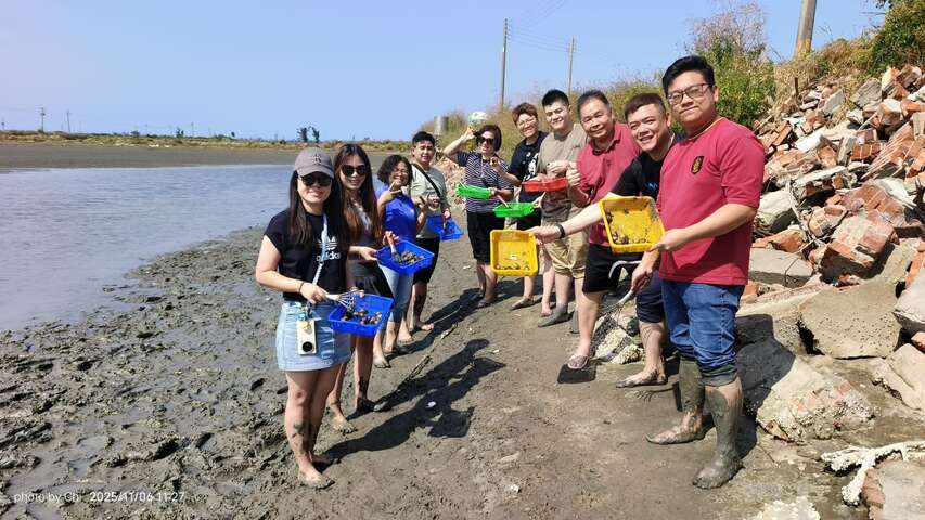 馬來西亞踩線團在嘉義布袋好美里體驗船屋生態導覽，並參與「摸蛤蜊濕身秀」