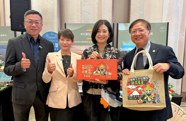 交通部觀光署署長陳玉秀(右2)、雲嘉南管理處處長徐振能(右1)、台灣守護文創公司董事長陳仁昌(左1)、晉基建設廖淑芬董事長(左2)貴賓合影