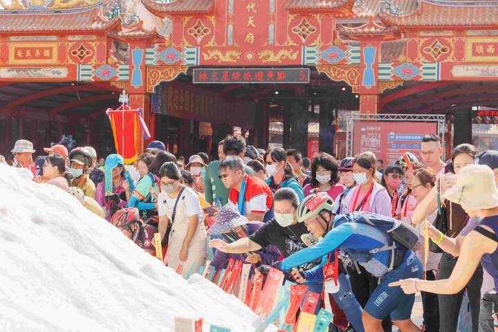 歷年「平安鹽祭」吸引大批信眾，圖為大鹽堆前盛況