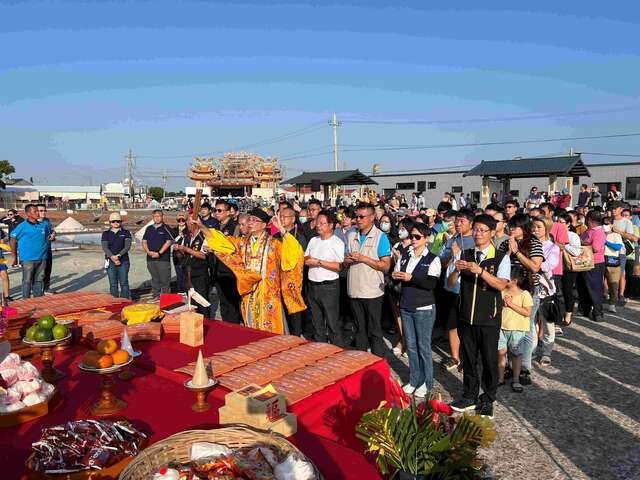 井仔腳瓦盤鹽田舉行謝鹽儀式