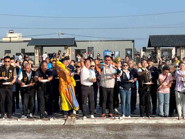 由吳文進大法師帶領主禮官民眾將鹽撒向鹽田，象徵返本還原，完成祈福循環