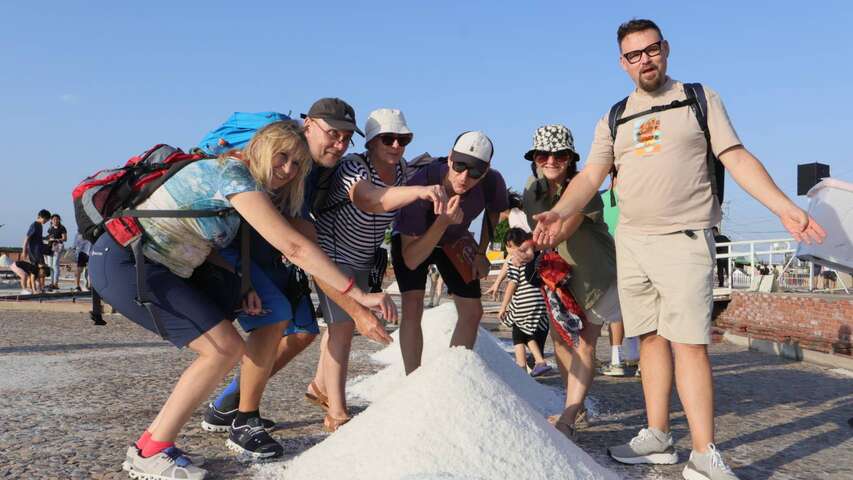 外籍旅客參與「2025鯤鯓王平安鹽祭」活動體驗